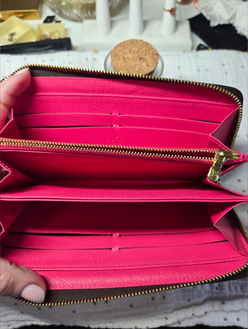 Louis Vuitton Monogram V Line Zippy Wallet in Grenade. - Picture 8 of 15